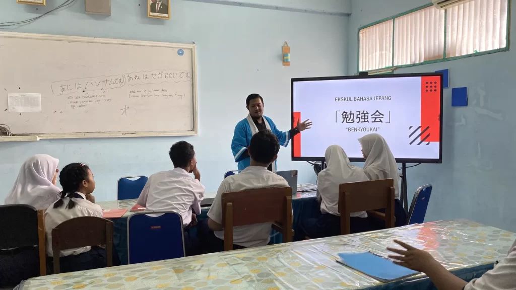 Menyelami Bahasa dan Budaya Negeri Sakura: Keseruan Sesi “Benkyoukai” Ekstrakurikuler Bahasa Jepang SMP Yadika 11 Jatirangga