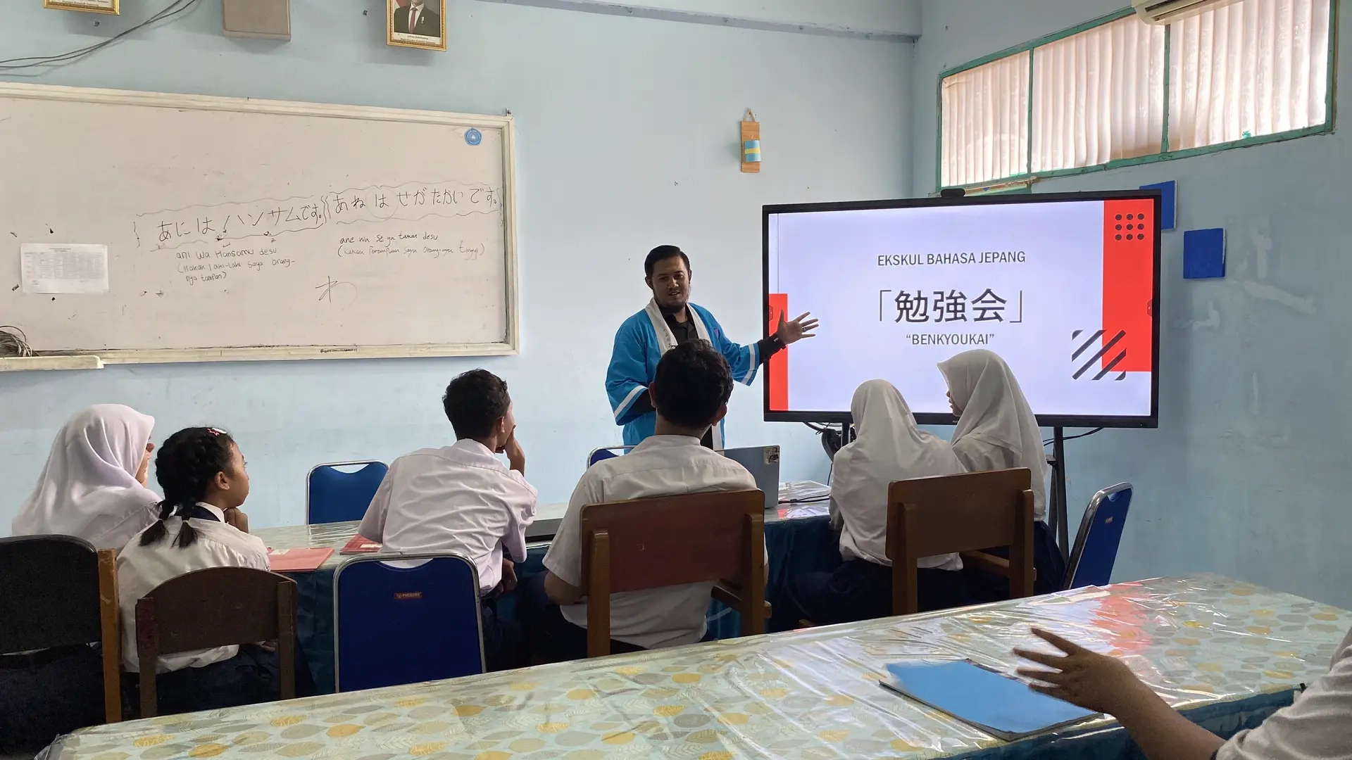 Menyelami Bahasa dan Budaya Negeri Sakura: Keseruan Sesi “Benkyoukai” Ekstrakurikuler Bahasa Jepang SMP Yadika 11 Jatirangga