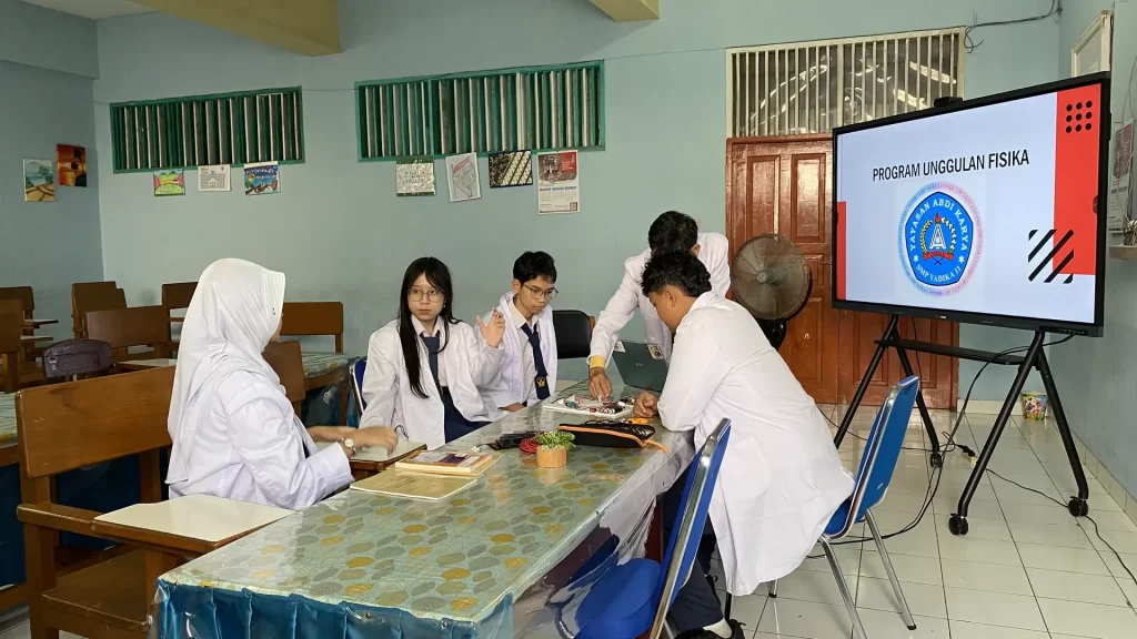 Inovasi Siswa SMP Yadika 11 Jatirangga Melalui Kolaborasi di Program Unggulan Fisika