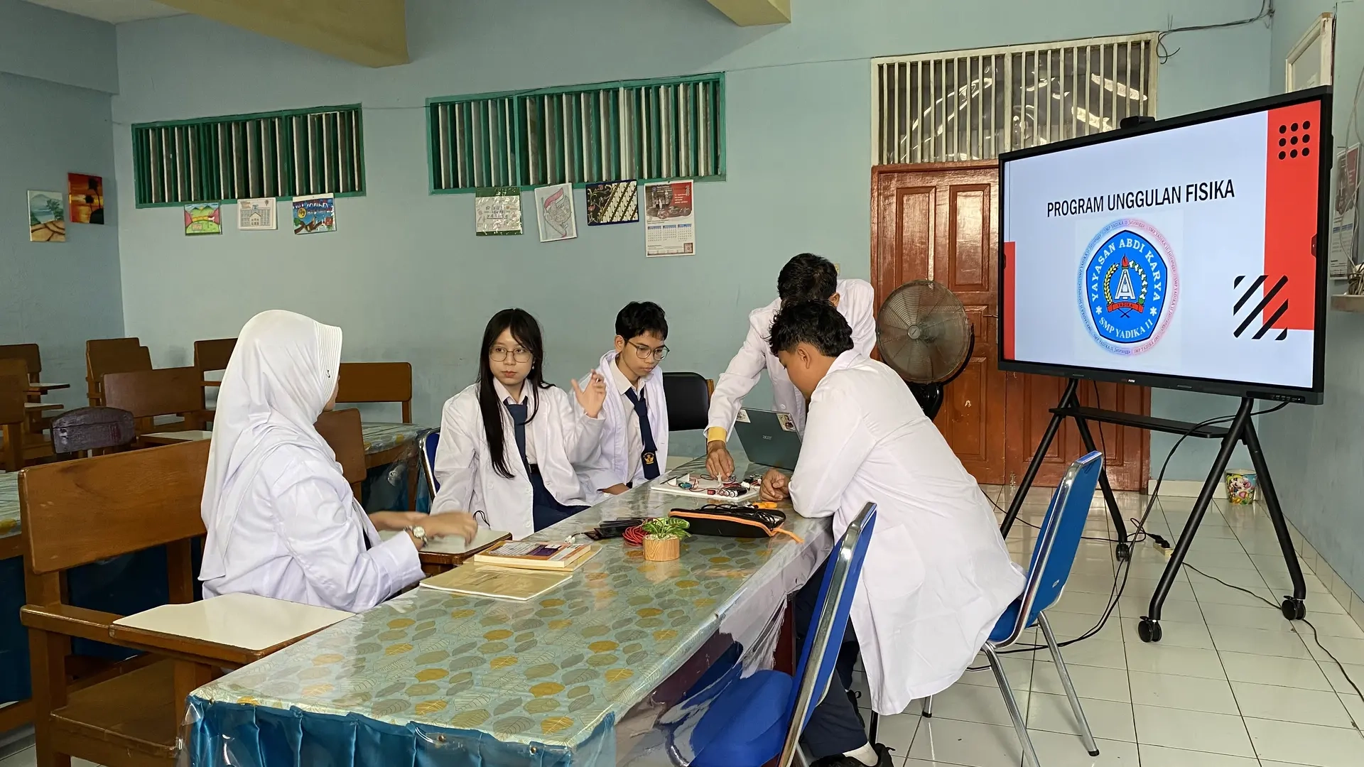 Inovasi Siswa SMP Yadika 11 Jatirangga Melalui Kolaborasi di Program Unggulan Fisika