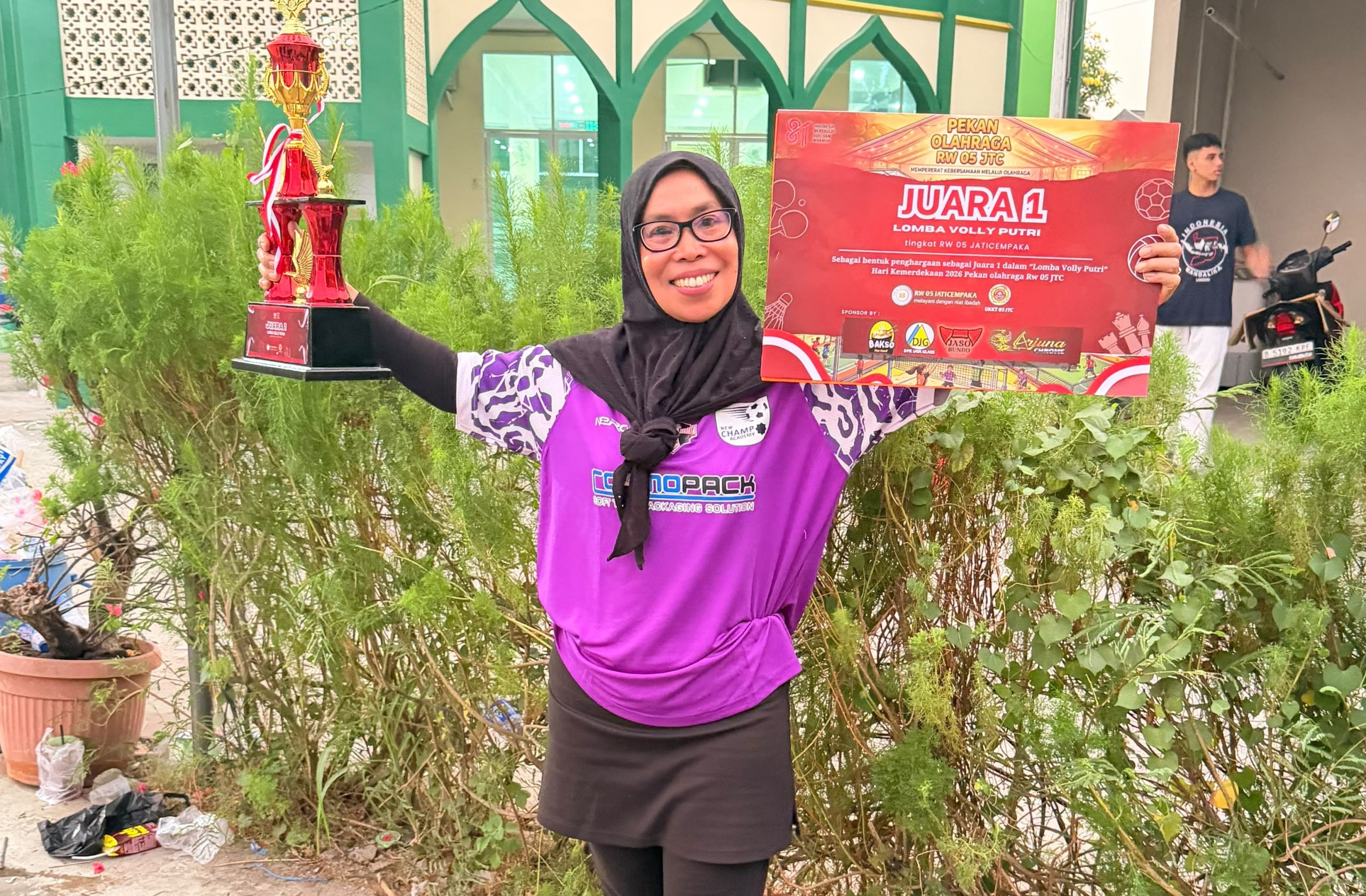 Teladan Semangat Juang, Kepala SMP Yadika 11 Dra. Ely Dahlia, M.M Raih Juara 1 Lomba Voli Putri