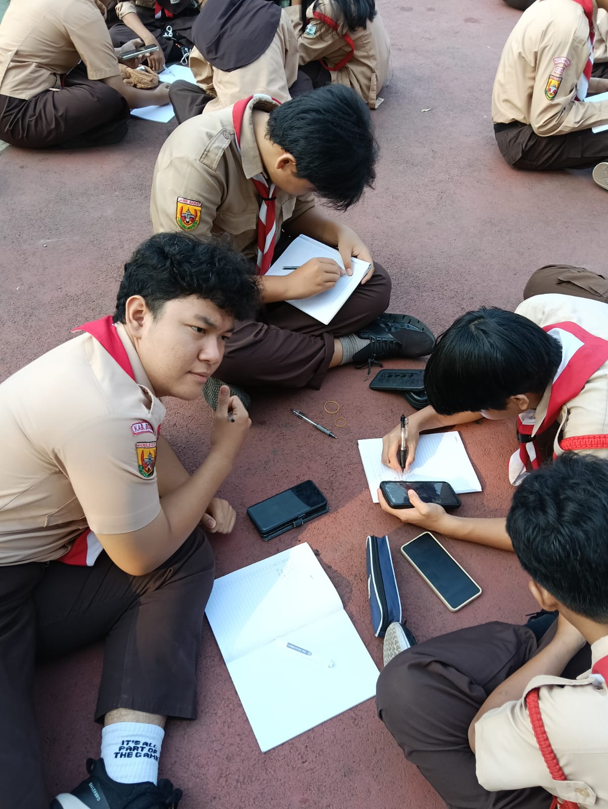 Diskusi Kelompok Siswa SMP Yadika 11 Memecahkan Soal Numerasi
