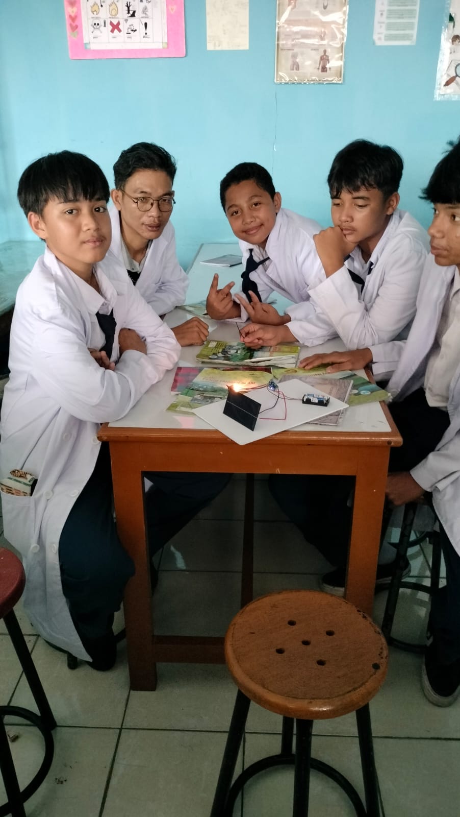 Siswa SMP Yadika 11 Bekerja Sama Menguji Rangkaian Elektronika Dasar
