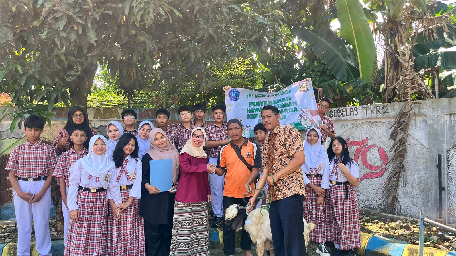 Tumbuhkan Semangat Berbagi, SMP Yadika 11 Jatirangga Serahkan Hewan Qurban Idul Adha 1447 H kepada Warga Sekitar