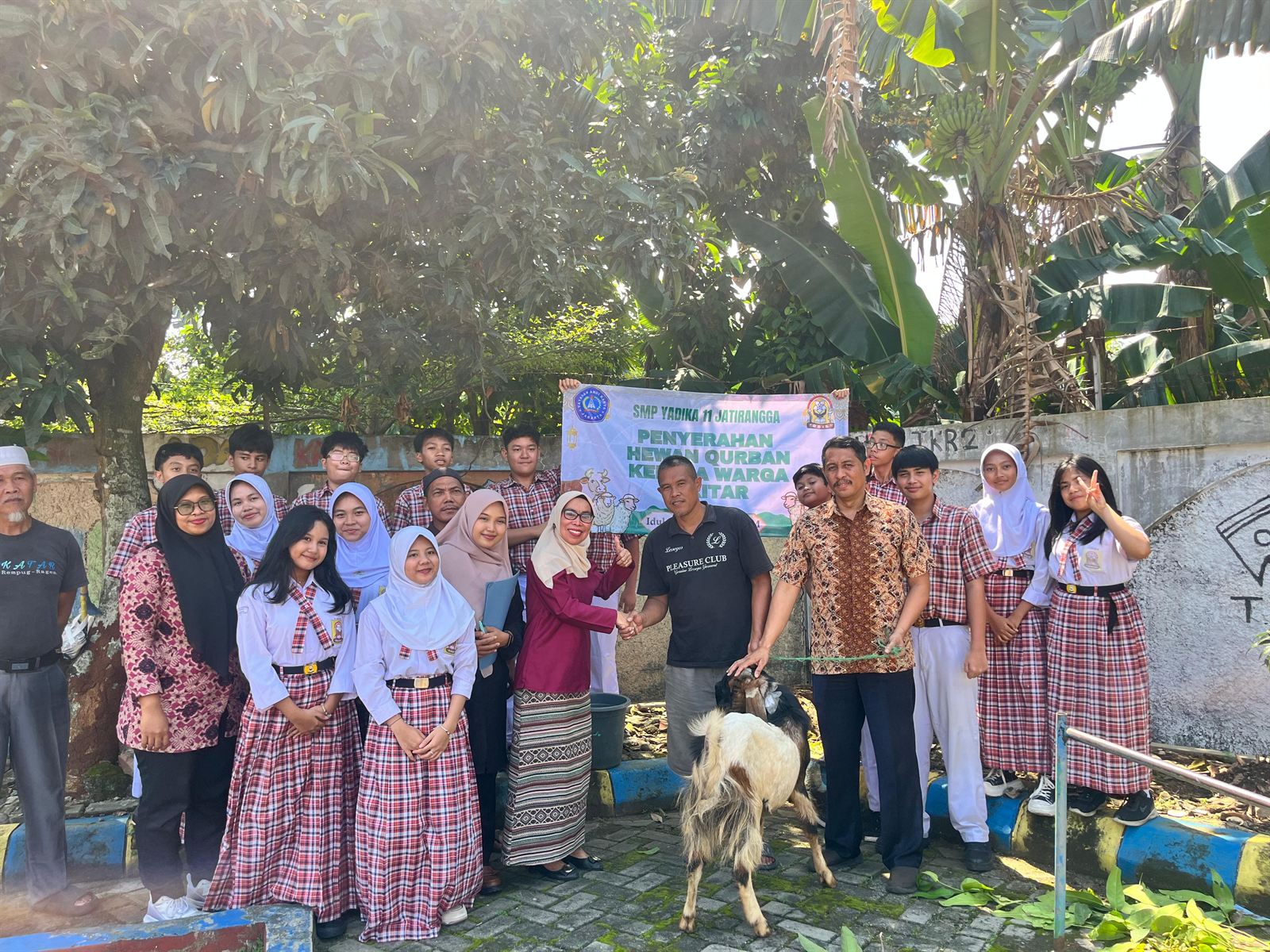 Tumbuhkan Semangat Berbagi, SMP Yadika 11 Jatirangga Serahkan Hewan Qurban Idul Adha 1447 H kepada Warga Sekitar