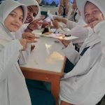 Serunya Praktik Fisika di Lab IPA SMP Yadika 11: Rancang Bangun Rangkaian Listrik Kreatif