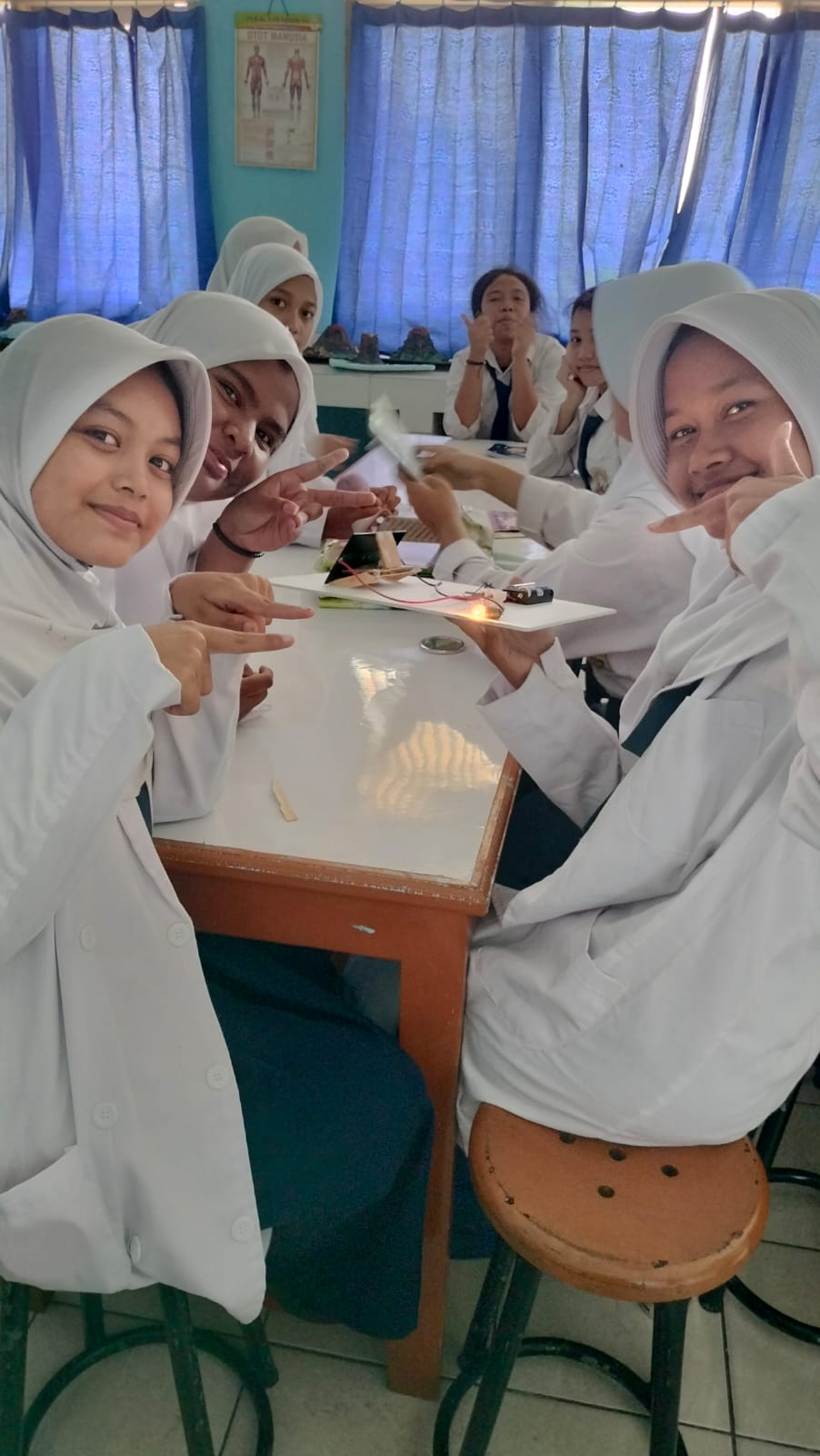 Serunya Praktik Fisika di Lab IPA SMP Yadika 11: Rancang Bangun Rangkaian Listrik Kreatif