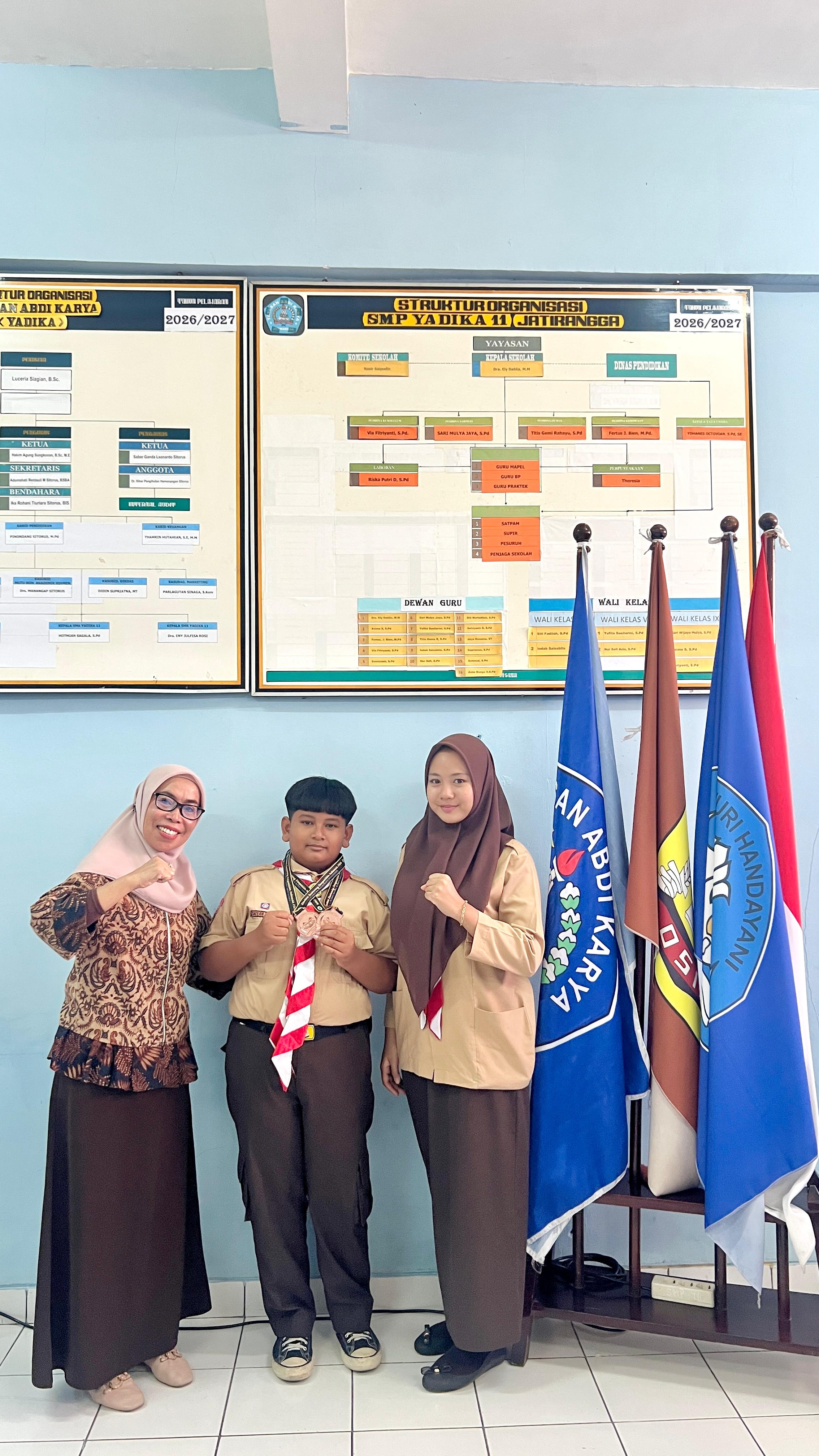 Siswa Berprestasi Peraih 2 Medali Juara 3 Renang Nasional bersama Kepala Sekolah Dra. Ely Dahlia, M.M