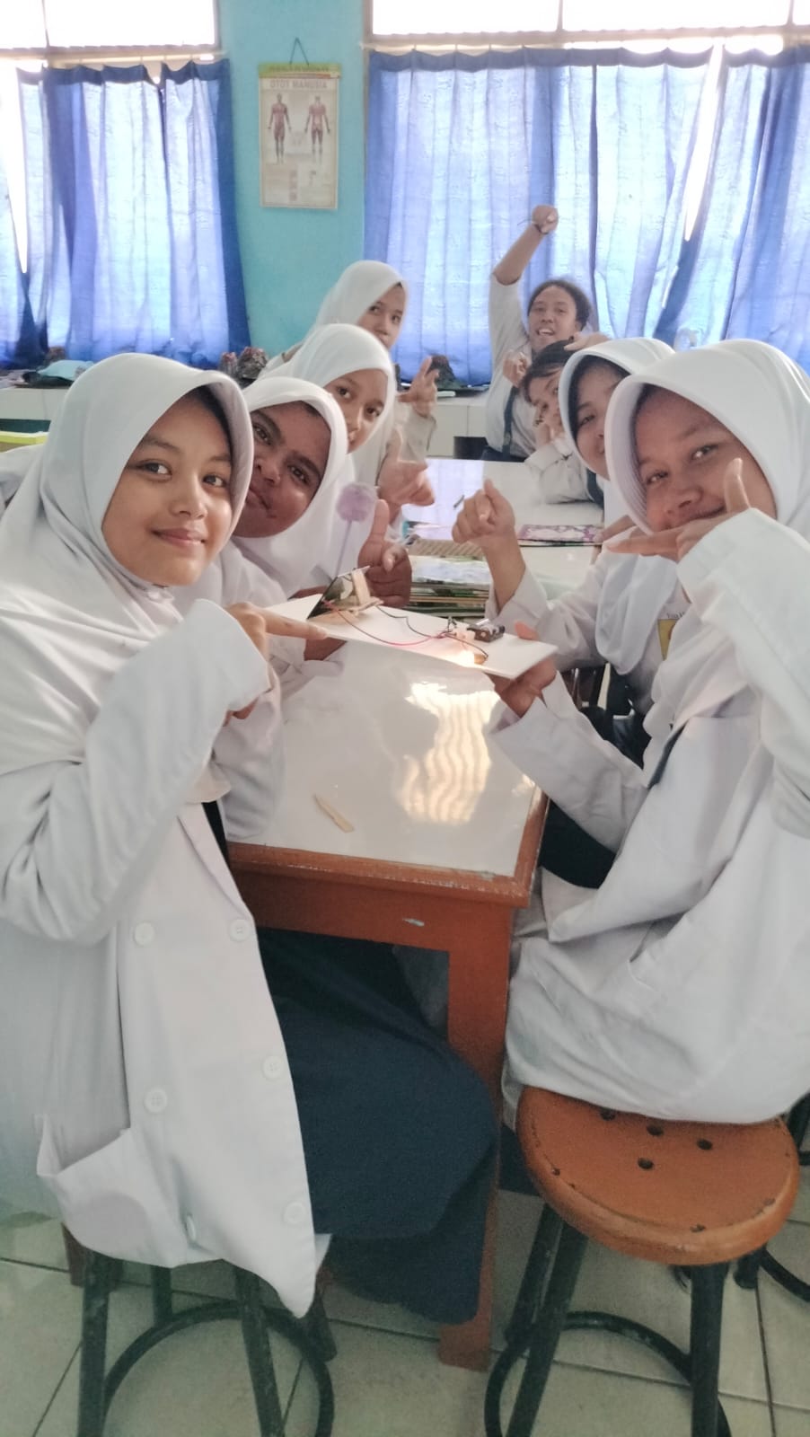 Kelompok Siswi SMP Yadika 11 Sukses Merangkai Instalasi Listrik Sederhana